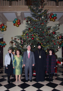 Para Królewska z gośćmi w Białym Królewskim Pałacu w Belgradzie